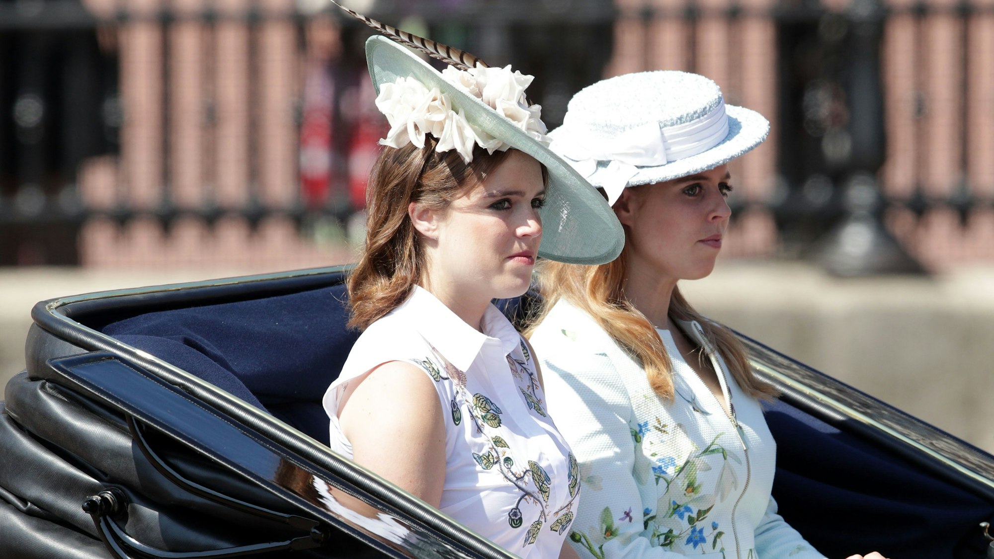 Prinzessin Eugenie und Prinzessin Beatrice in der Kutsche bei der farbenfrohen Parade „Trooping the Colour“.
