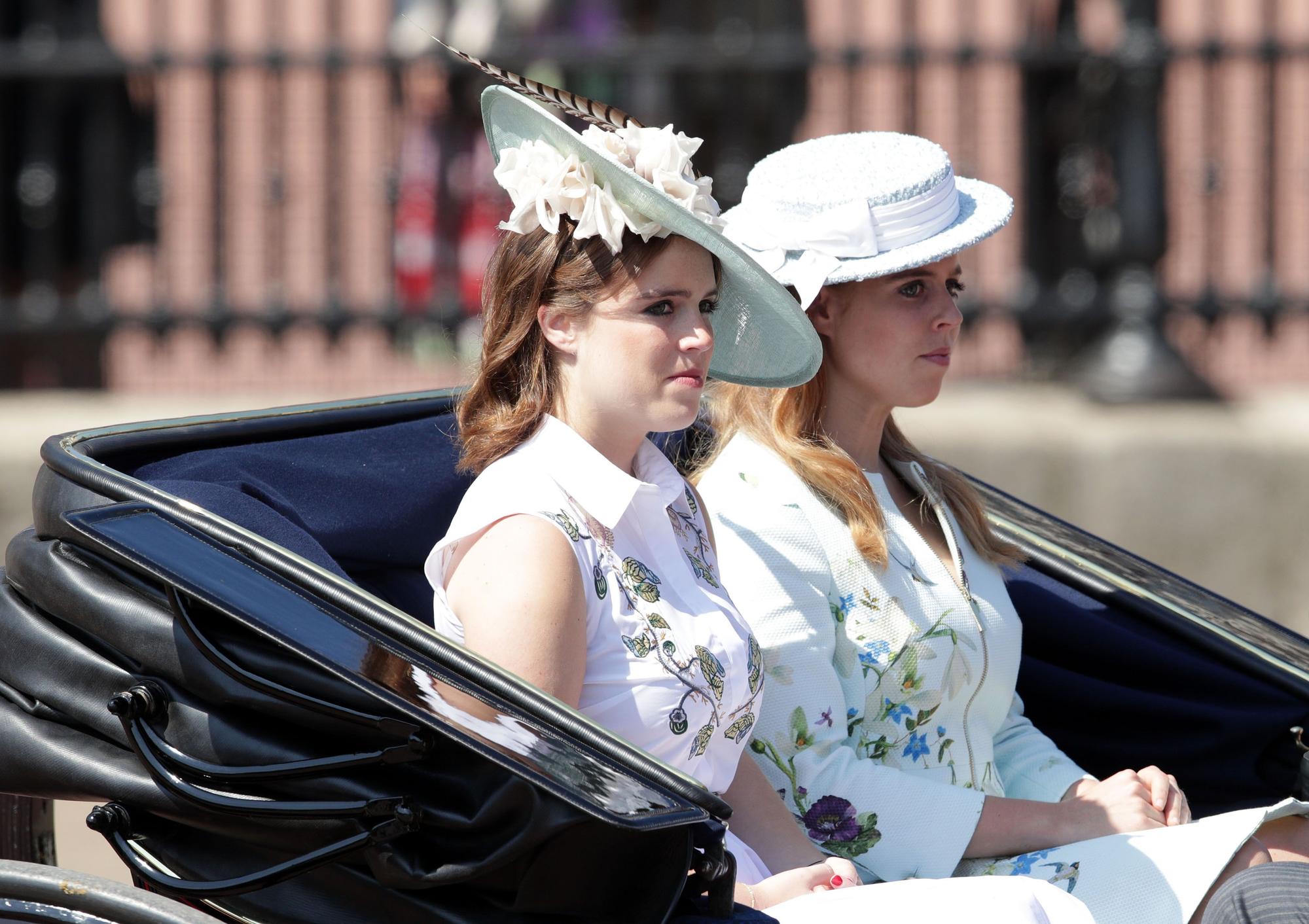 Eugenie (l) und Beatrice in einer Kutsche.
