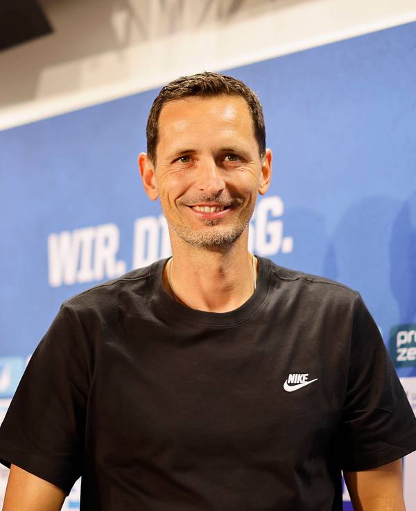 Dino Toppmöller (rechts) neben Hoffenheim-Trainer Pellegrino Matarazzo bei der Pressekonferenz nach dem Bundesliga-Spiel Hoffenheim gegen Frankfurt.