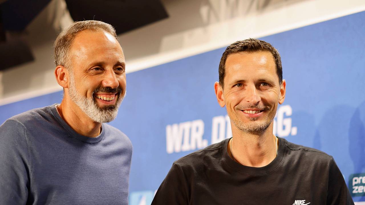 Dino Toppmöller (rechts) neben Hoffenheim-Trainer Pellegrino Matarazzo bei der Pressekonferenz nach dem Bundesliga-Spiel Hoffenheim gegen Frankfurt.