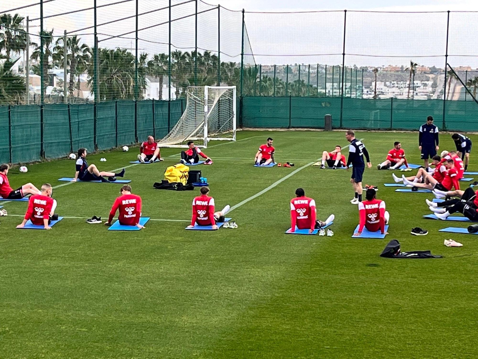 Die FC-Profis beim Aufwärmen im Trainingslager in Algorfa/Spanien.