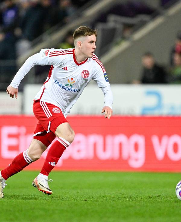 Isak Johannesson rennt mit dem Ball.