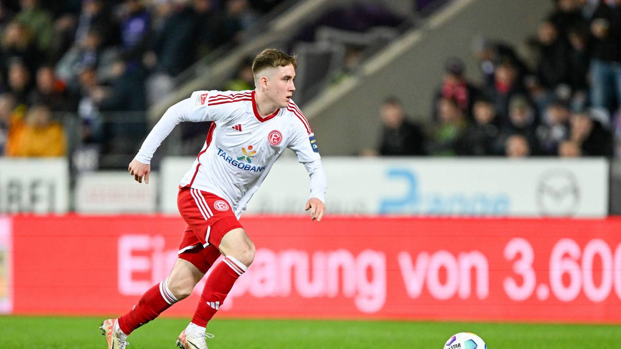 Isak Johannesson rennt mit dem Ball.
