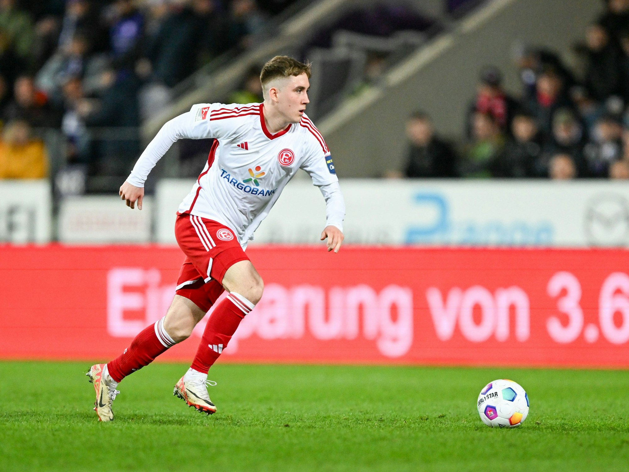 Isak Johannesson rennt mit dem Ball.