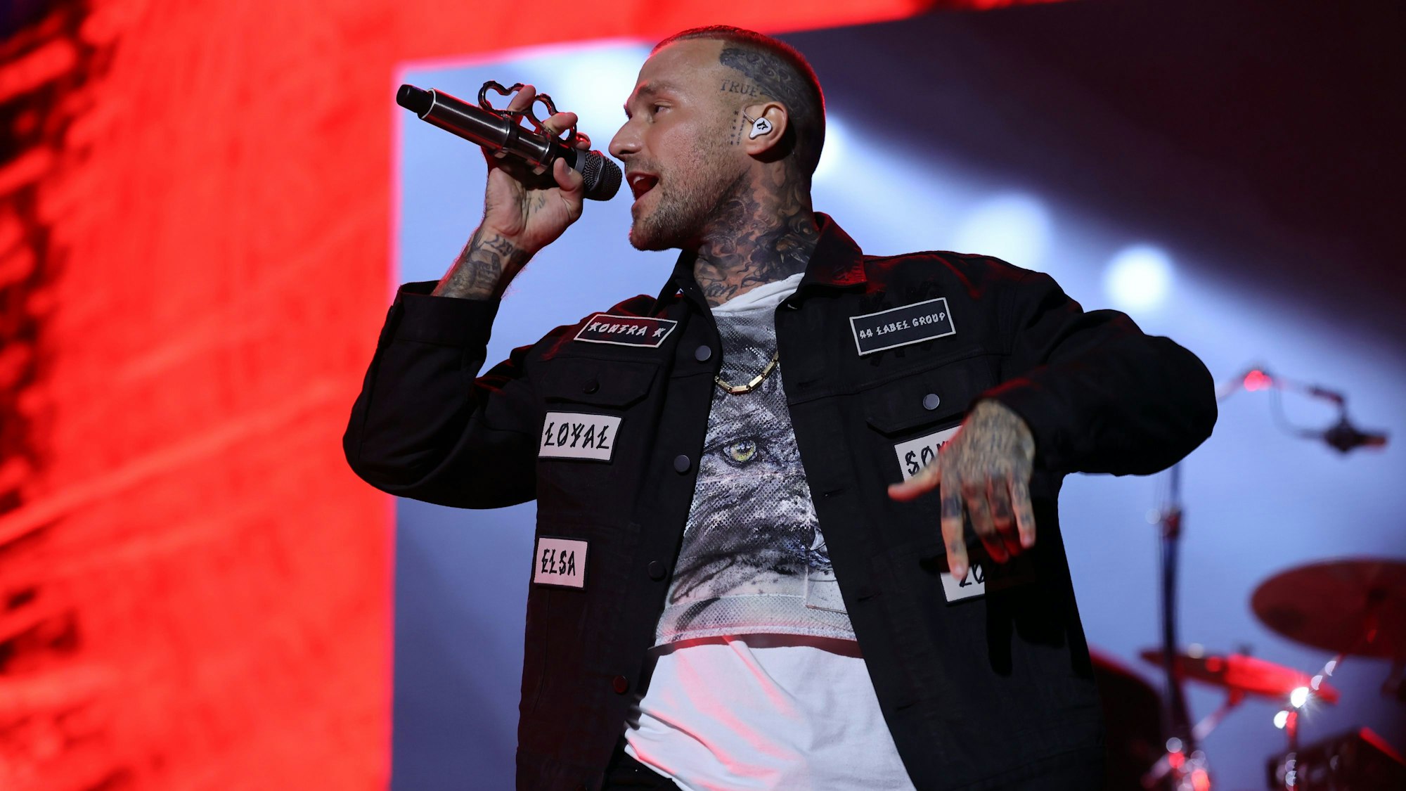 Kontra K performt auf der Bühne in der Lanxess Arena.
