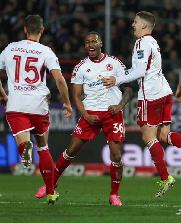 Die Spieler von Fortuna Düsseldorf jubeln im Spiel beim VfL Osnabrück über ein Tor.