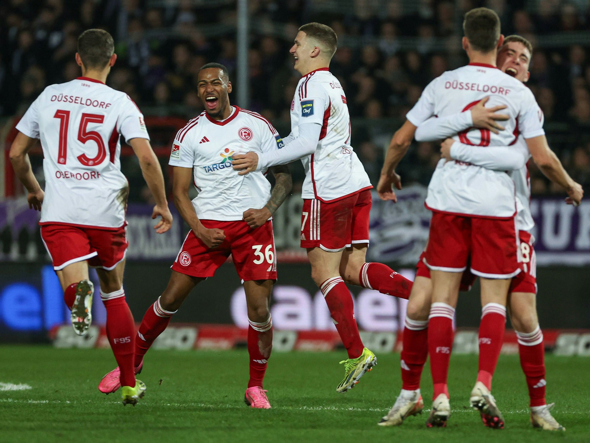Die Spieler von Fortuna Düsseldorf jubeln im Spiel beim VfL Osnabrück über ein Tor.