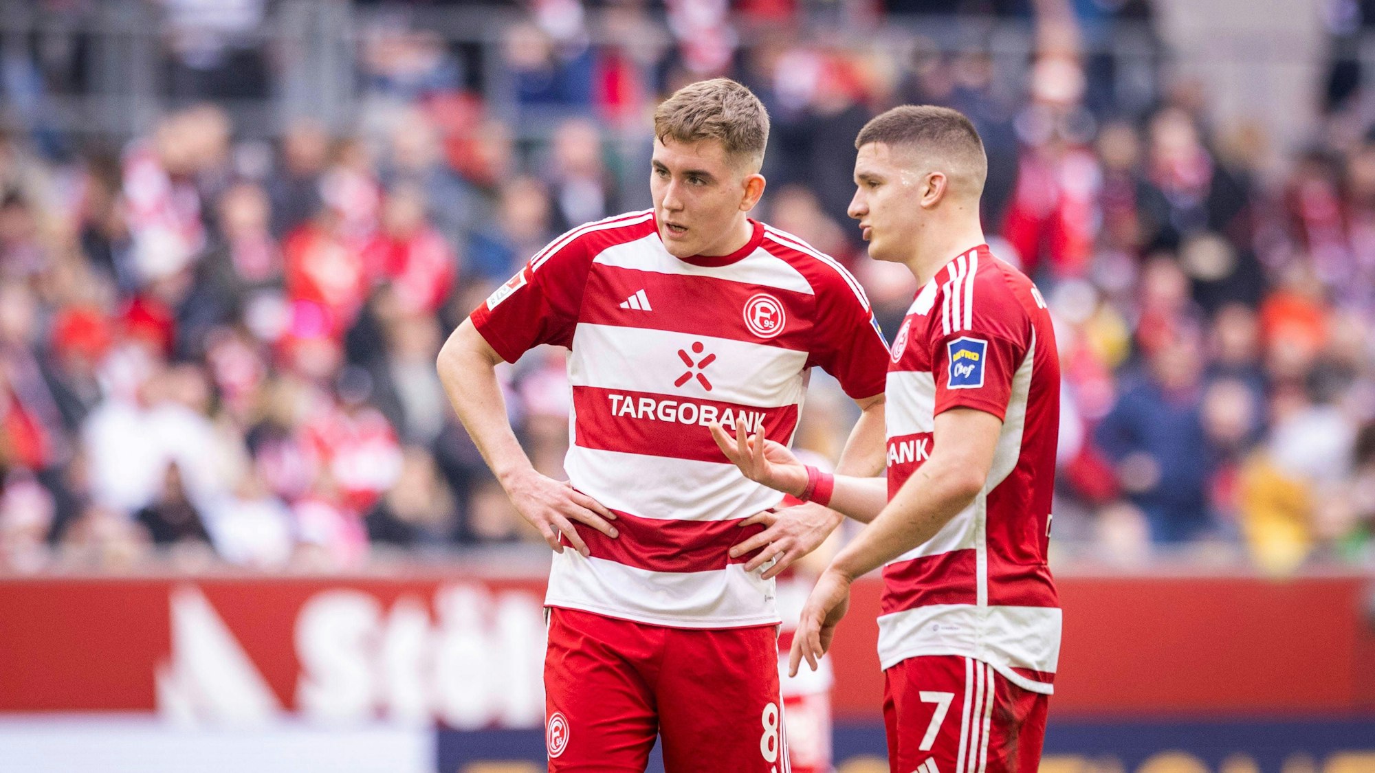 Die Düsseldorf-Profis Isak Johannesson und Christos Tzolis beratschlagen sich im Spiel gegen die SV Elversberg auf dem Platz.