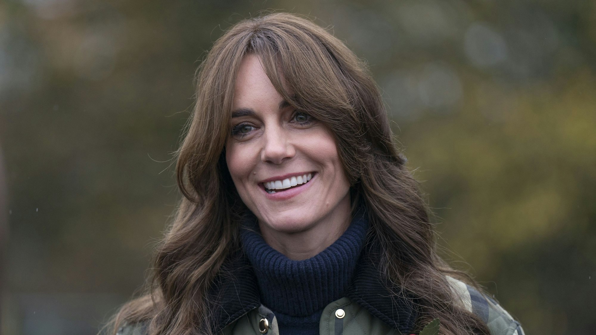 Prinzessin Kate von Wales lächelt am 2. November 2023 in Schottland in die Kamera
