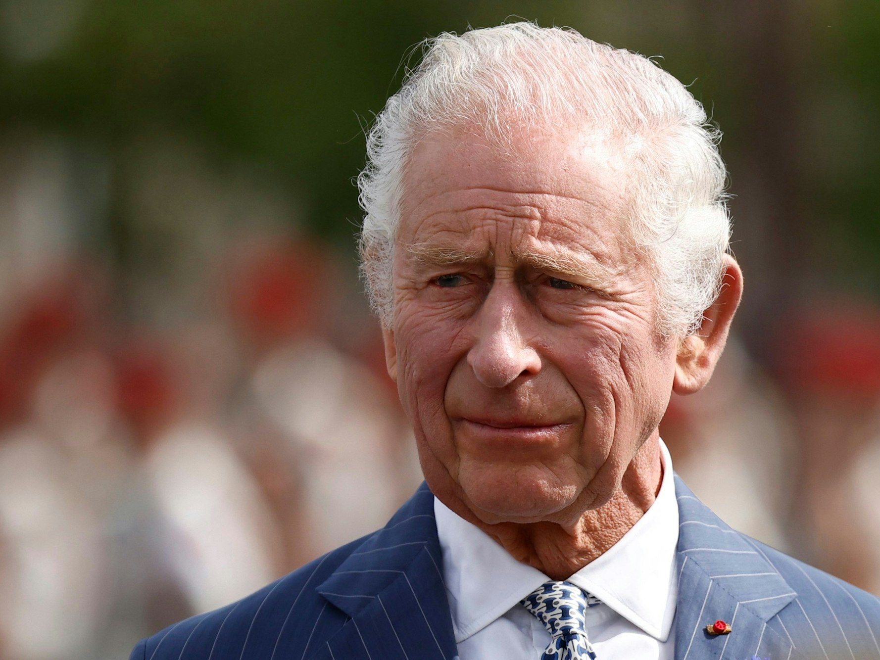 König Charles III., hier im September 2023 bei einer Zeremonie am Arc de Triomphe, wird während des Ostergottesdienstes von der Familie getrennt.