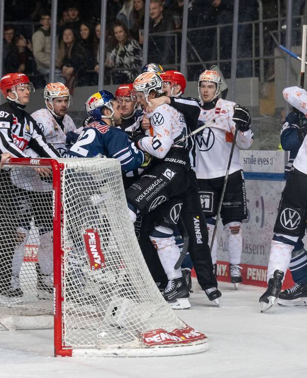Prügelei beim DEL-Viertelfinale zwischen Red Bull München und den Grizzlys Wolfsburg.