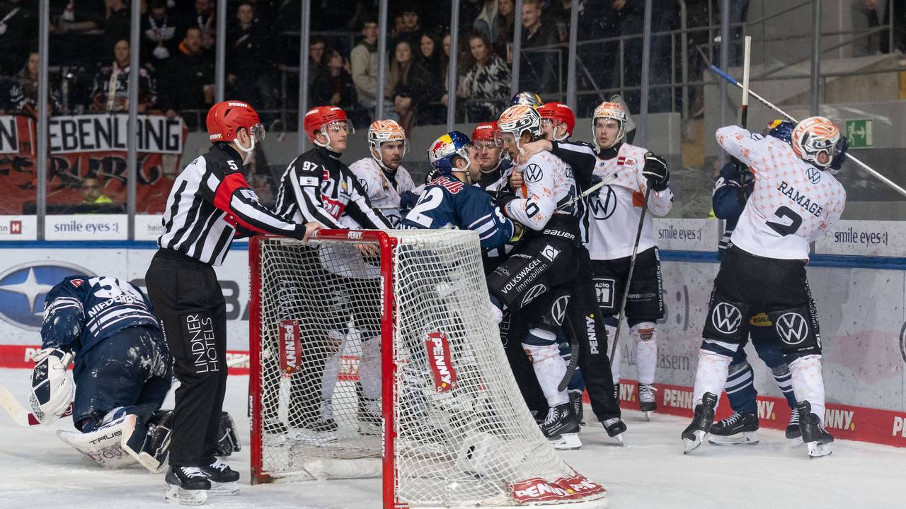 Prügelei beim DEL-Viertelfinale zwischen Red Bull München und den Grizzlys Wolfsburg.