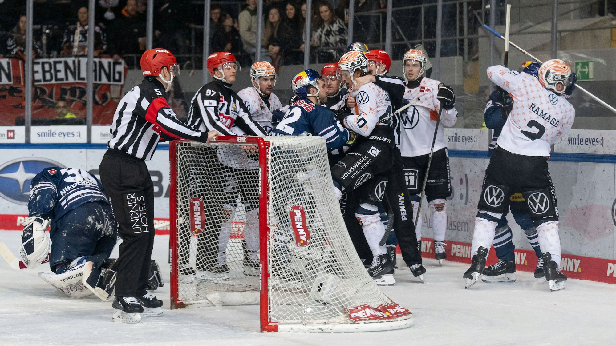 Prügelei beim DEL-Viertelfinale zwischen Red Bull München und den Grizzlys Wolfsburg.