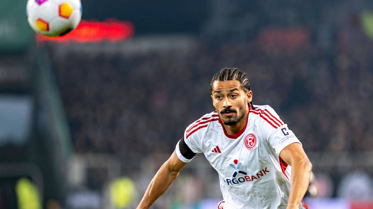 Fortuna Düsseldorf Spieler Emmanuel Iyoha auf dem Platz.