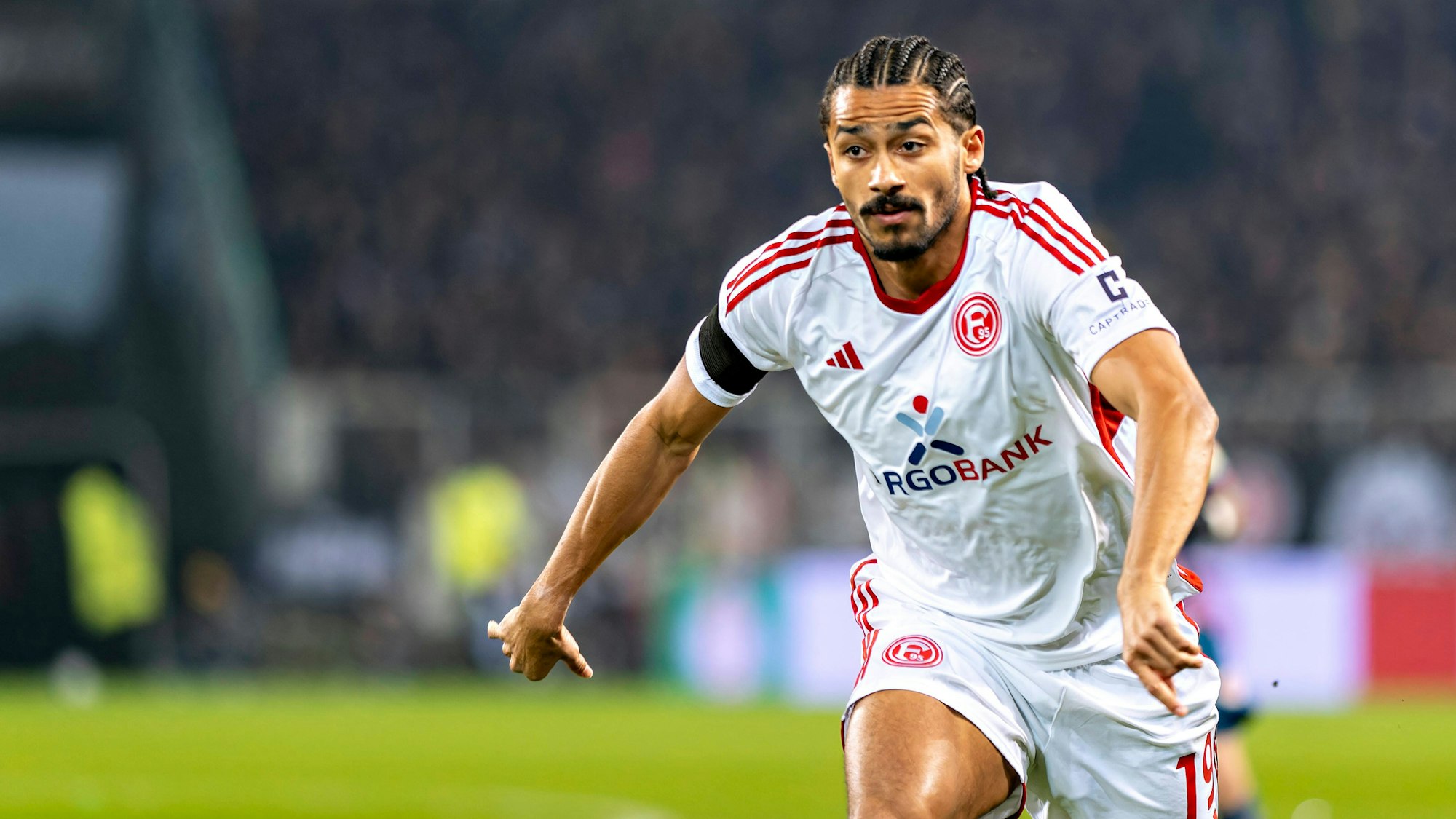 Fortuna Düsseldorf Spieler Emmanuel Iyoha auf dem Platz.