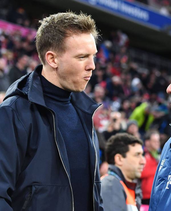 Julian Nagelsmann (links) im Austausch mit Hansi Flick am Rande des Bundesligaspiels FC Bayern München gegen RB Leipzig.