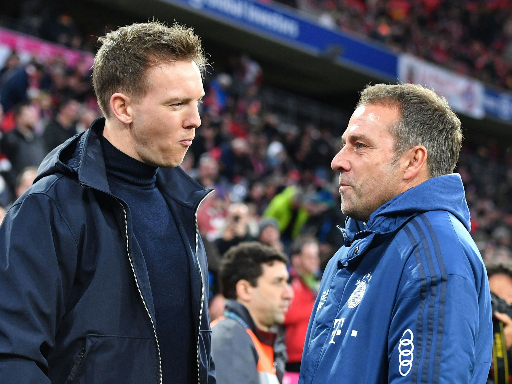 Julian Nagelsmann (links) im Austausch mit Hansi Flick am Rande des Bundesligaspiels FC Bayern München gegen RB Leipzig.