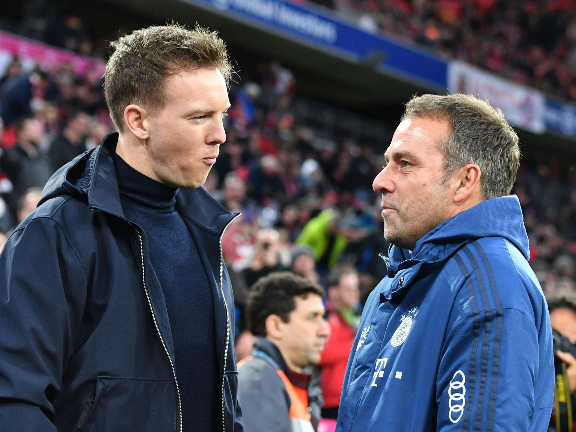 Julian Nagelsmann (links) im Austausch mit Hansi Flick am Rande des Bundesligaspiels FC Bayern München gegen RB Leipzig.