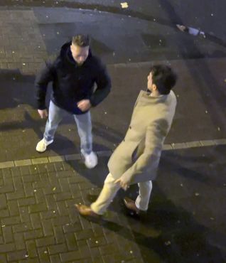 Die Kölner Polizei sucht diese beiden Männer. Sie sind auf dem Handyfoto zu sehen.