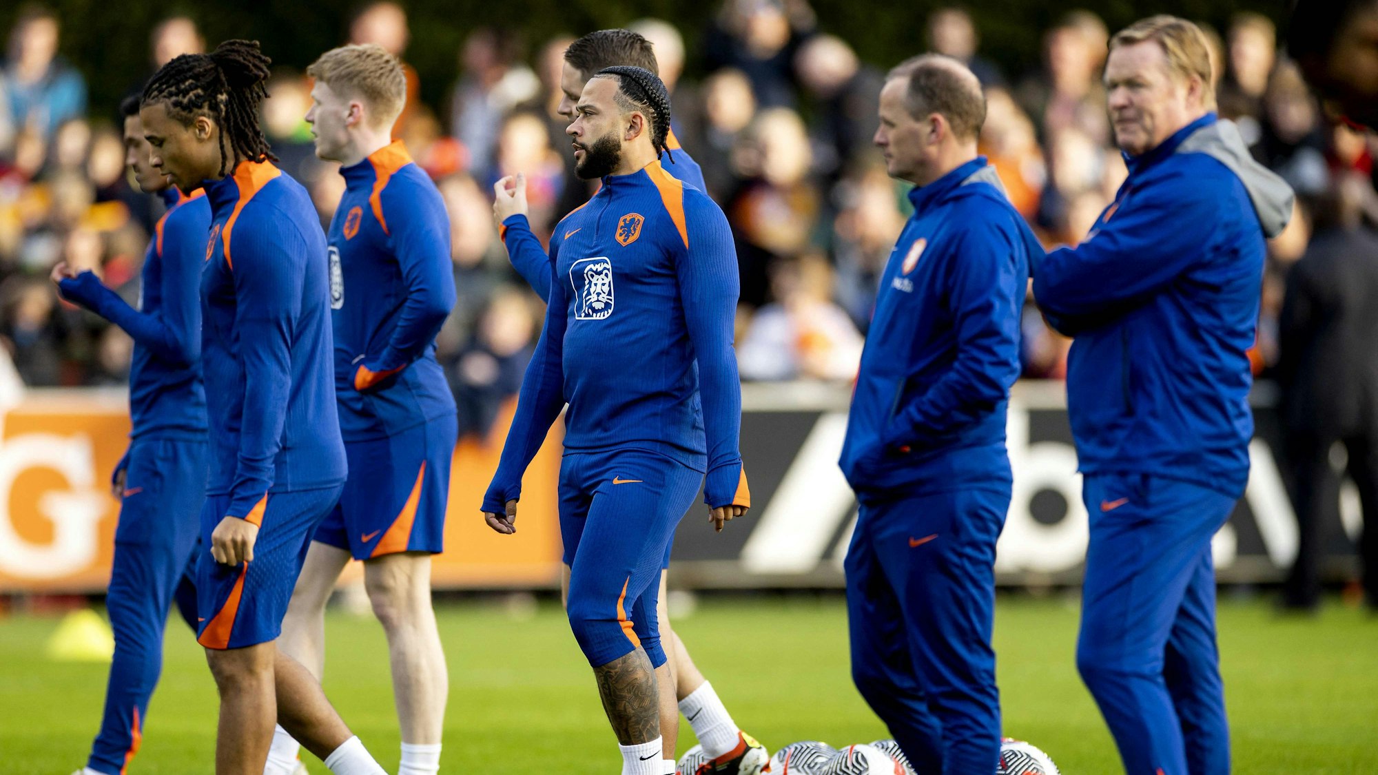 Memphis Depay und mehrere Kollegen der niederländischen Nationalmannschaft beim Training.