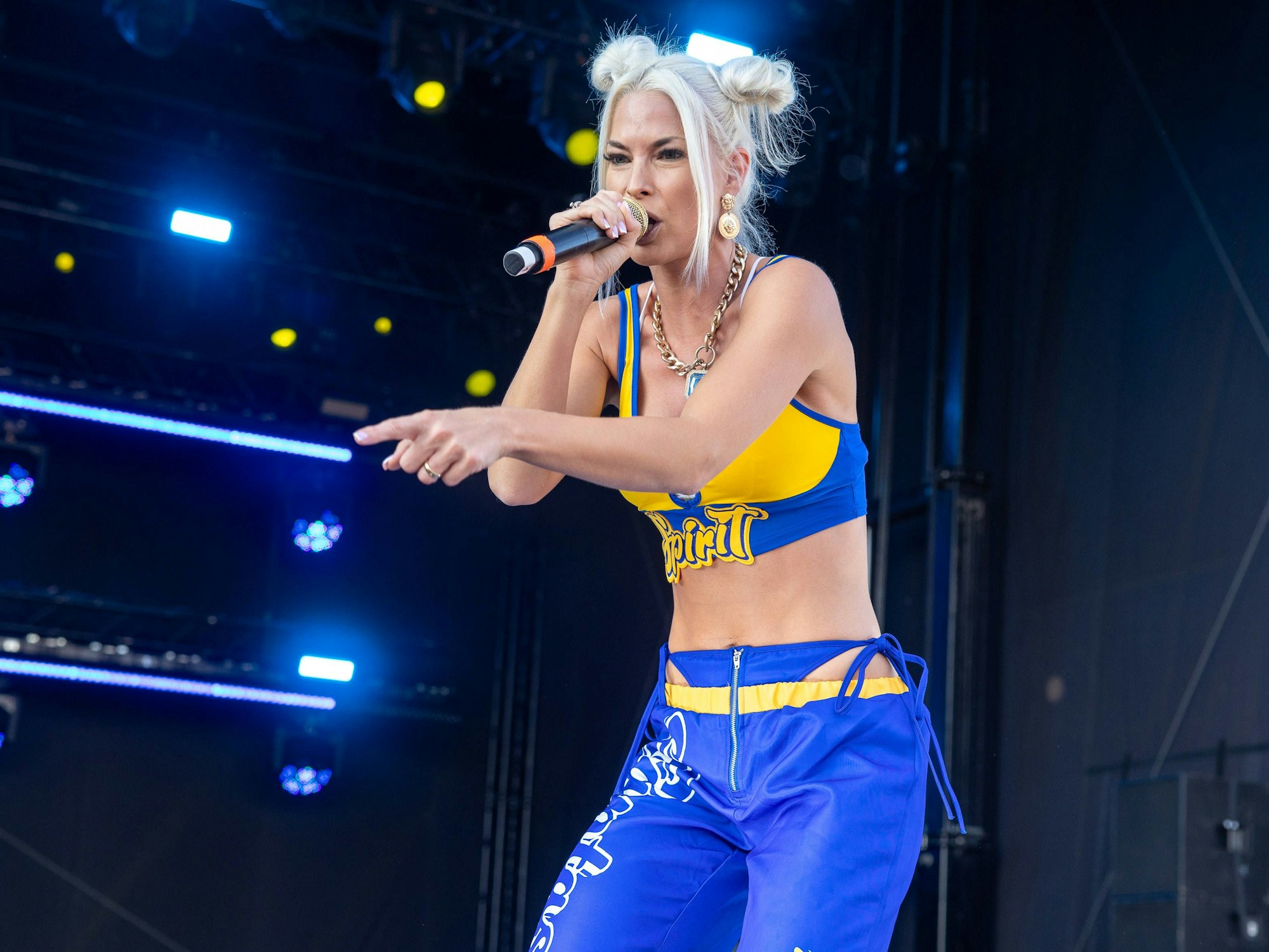 Isi Glück bei der Veranstaltung„ Inselfieber - Die größte Mallorca-Party aller Zeiten“ 2023 in Oberhausen. Inzwischen ist sie am Ballermann eine feste Größe.