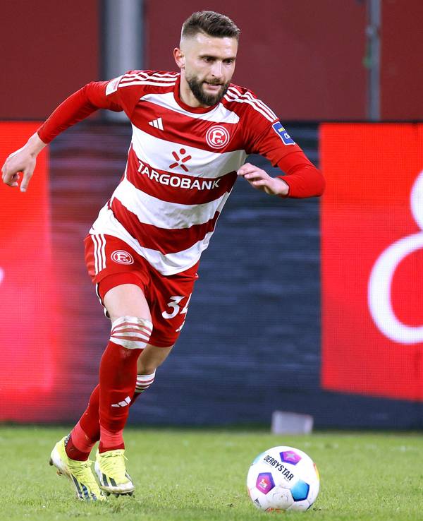 Nicolas Gavory spielt den Ball.