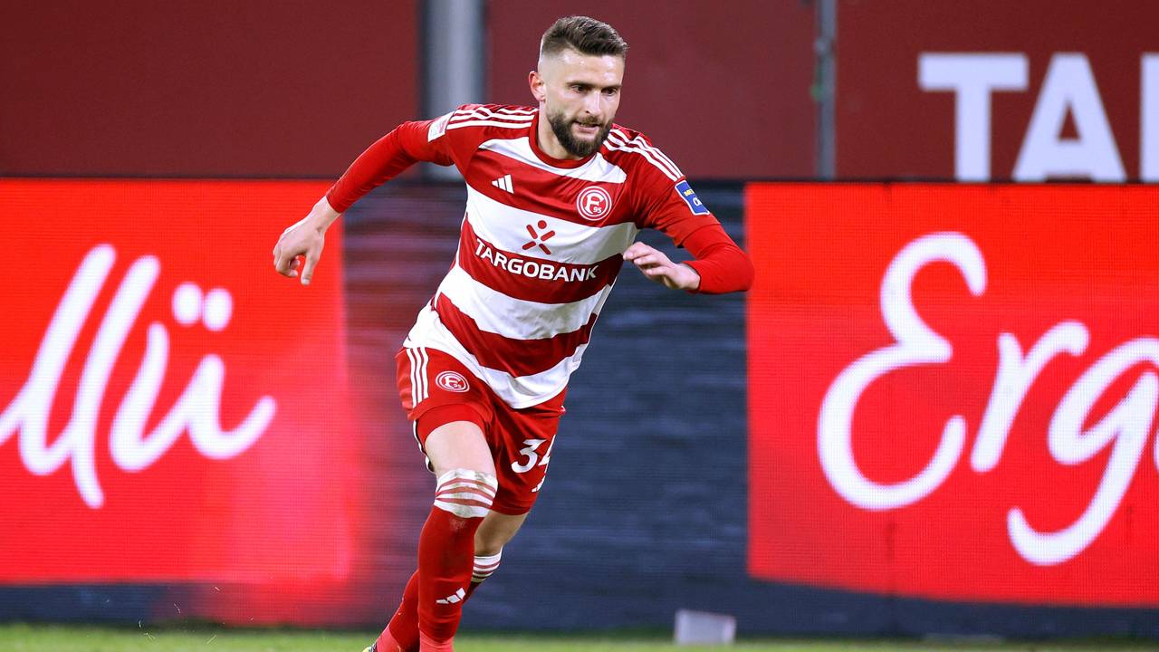 Nicolas Gavory spielt den Ball.
