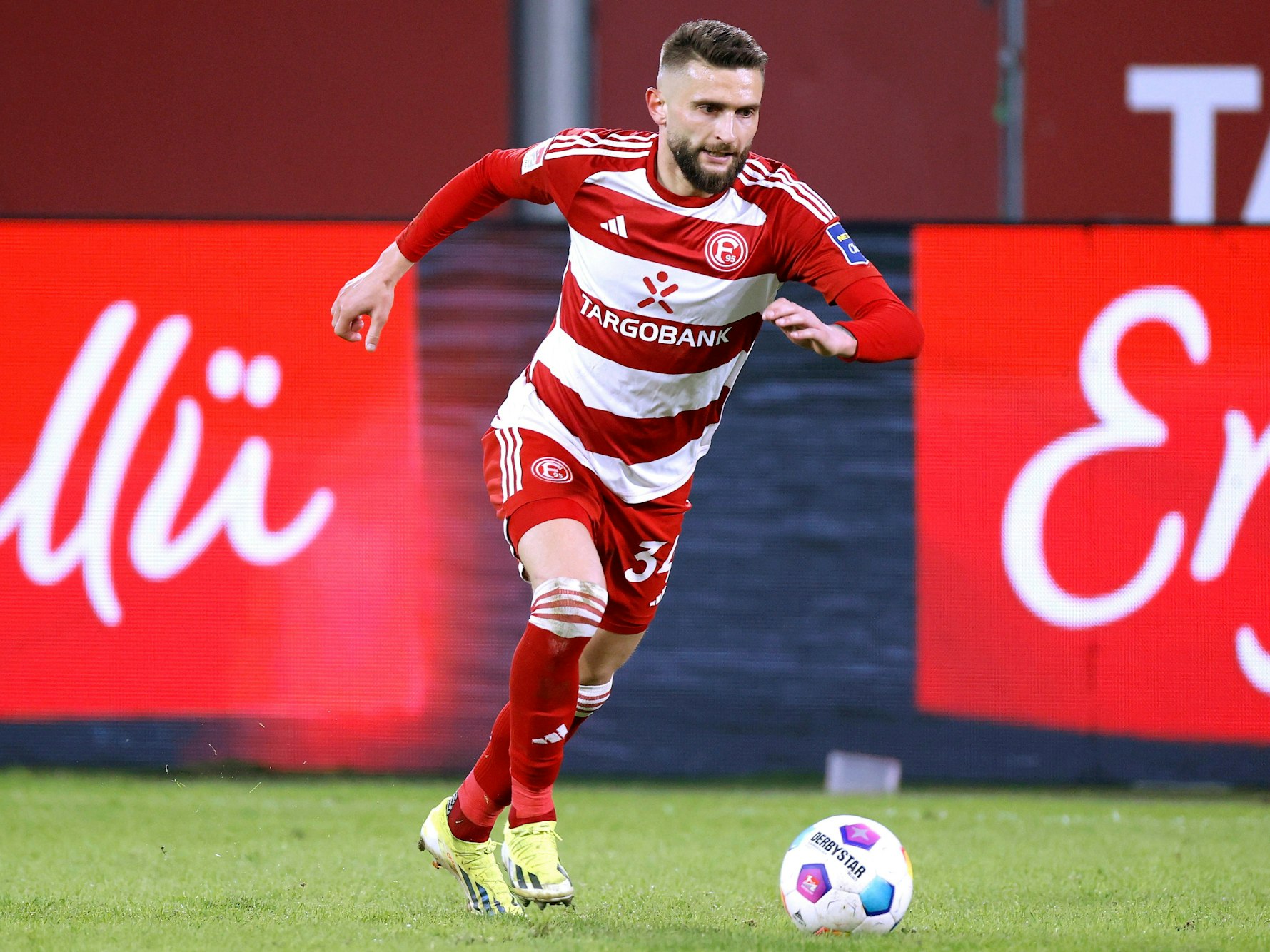 Nicolas Gavory spielt den Ball.