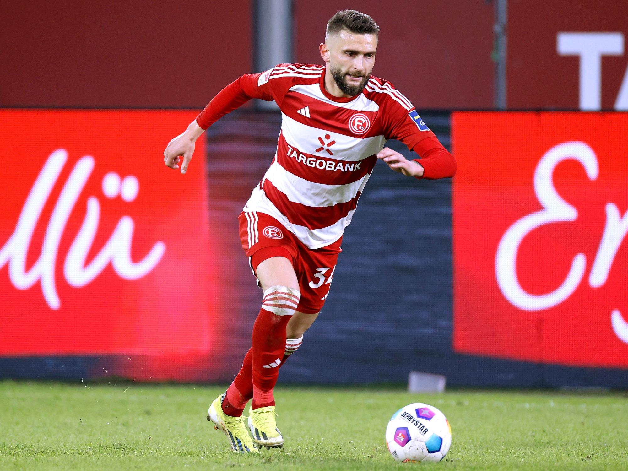 Nicolas Gavory spielt den Ball.
