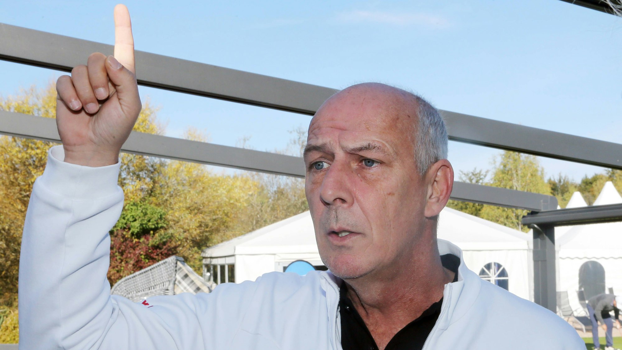 Mario Basler hebt den rechten Zeigefinger nach oben.