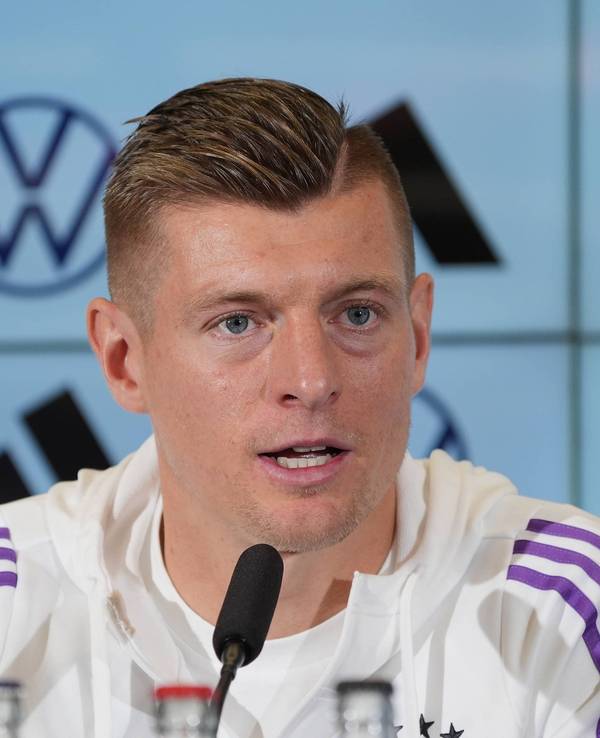 Toni Kroos auf der Pressekonferenz der Nationalmannschaft