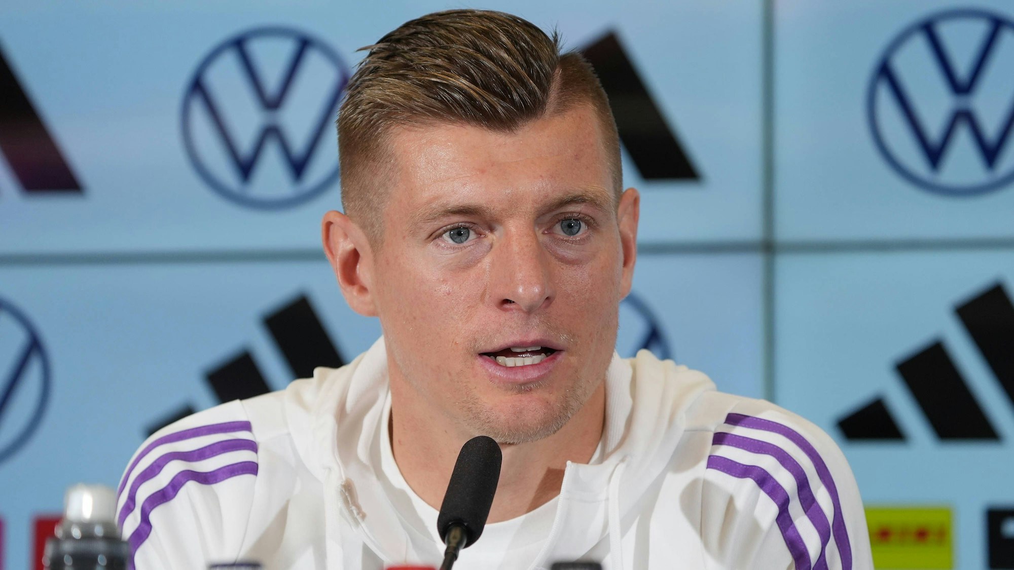 Toni Kroos auf der Pressekonferenz der Nationalmannschaft