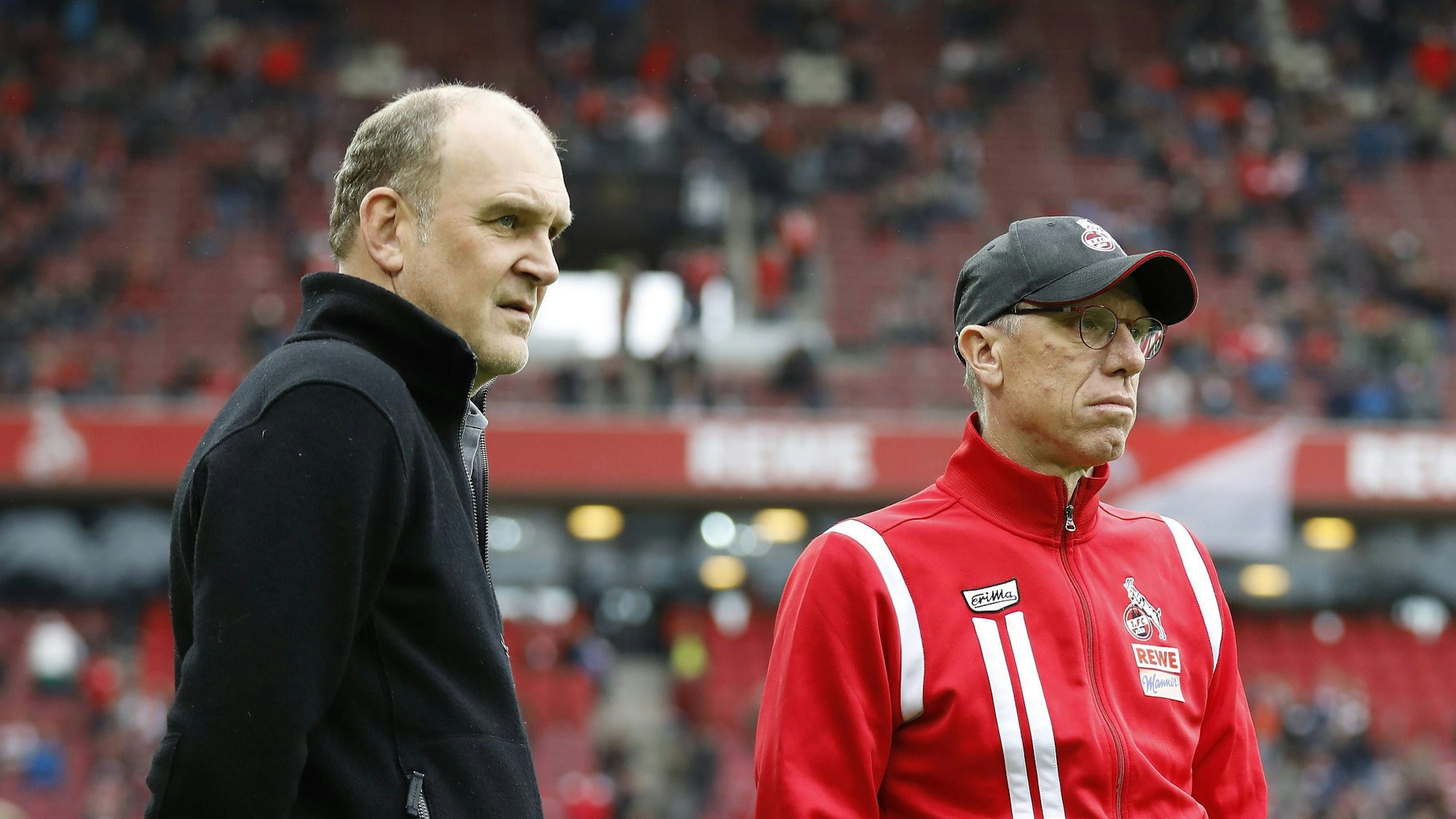 Jörg Schmadtke und Peter Stöger vor einem Spiel des 1. FC Köln.