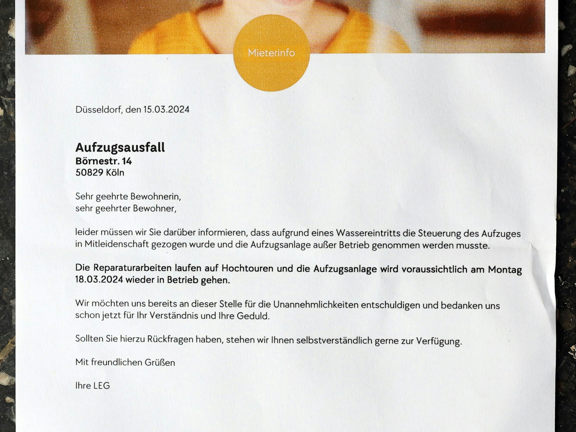 Ein Aushang mit dem Hinweis auf einen defekten Aufzug.