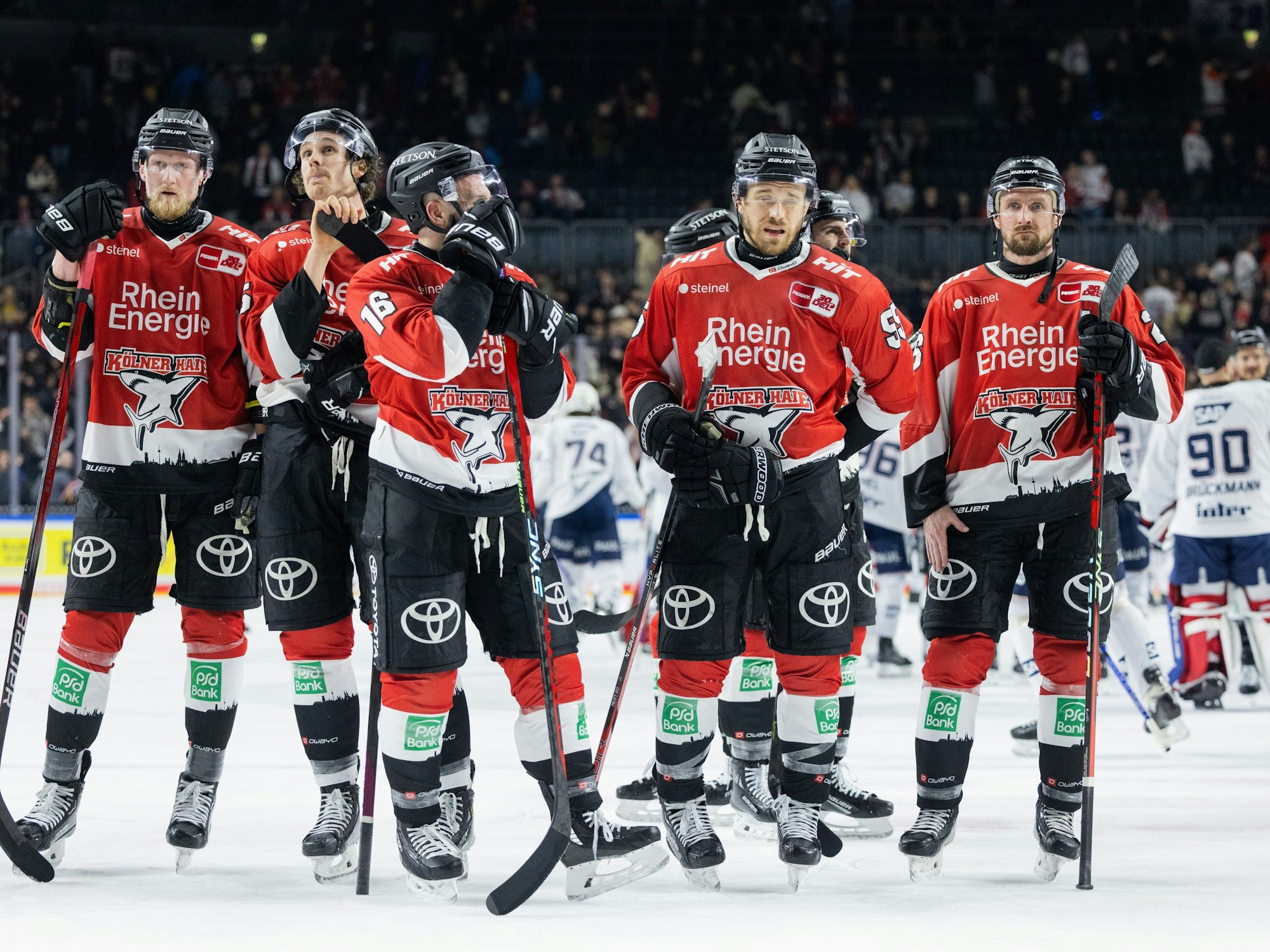 Die Kölner um Stanislav Dietz (l) stehen nach dem 1:6 auf dem Eis.