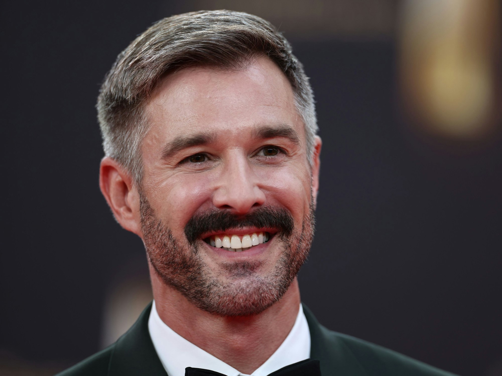 Der Schauspieler Jochen Schropp kommt zur Verleihung der Deutschen Fernsehpreise 2023 ins Coloneum. Der Deutsche Fernsehpreis wird für die Programmsaison 2022/23 in Köln verliehen.