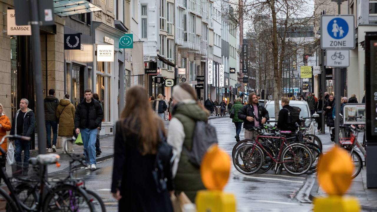 Menschen sind auf der Ehrenstraße unterwegs. Ein Schild zeigt an, dass es sich um eine Fußgängerzone handelt.