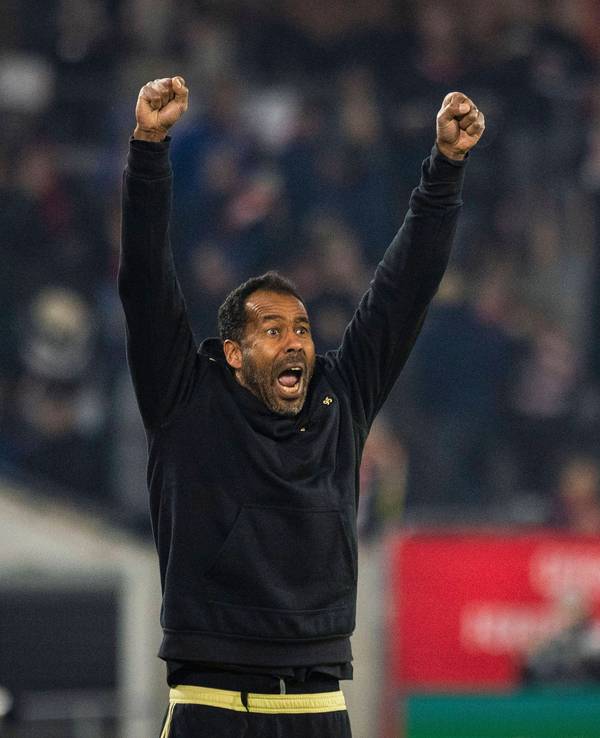 Daniel Thioune streckt die Arme in die Luft und jubelt.