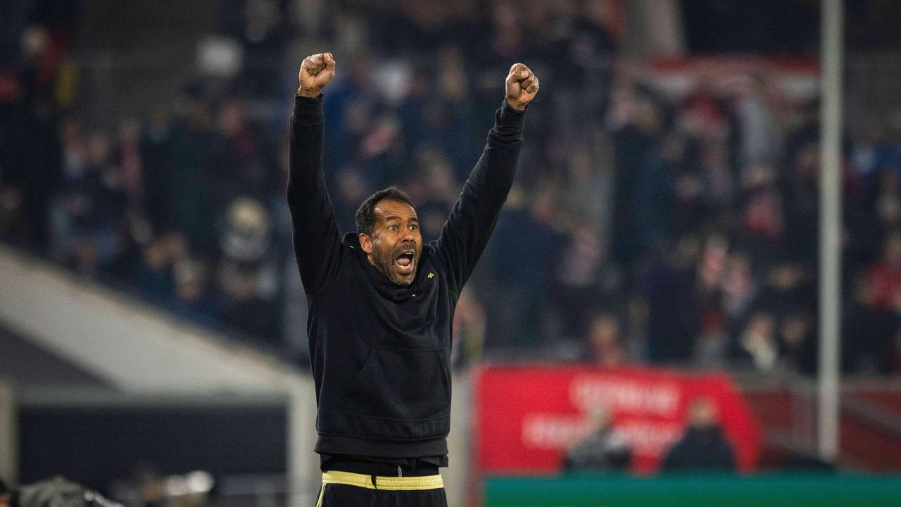 Daniel Thioune streckt die Arme in die Luft und jubelt.