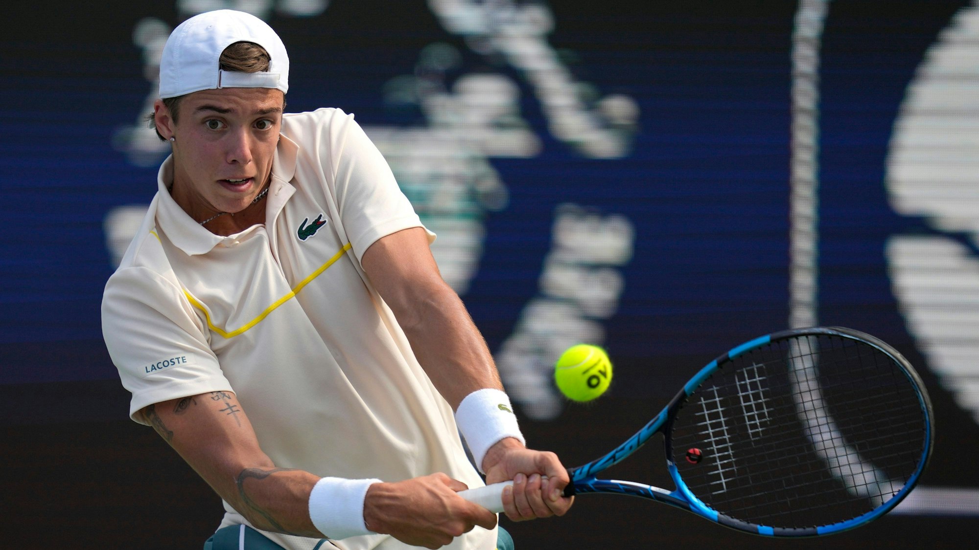 Arthur Cazaux schlägt eine Rückhand.