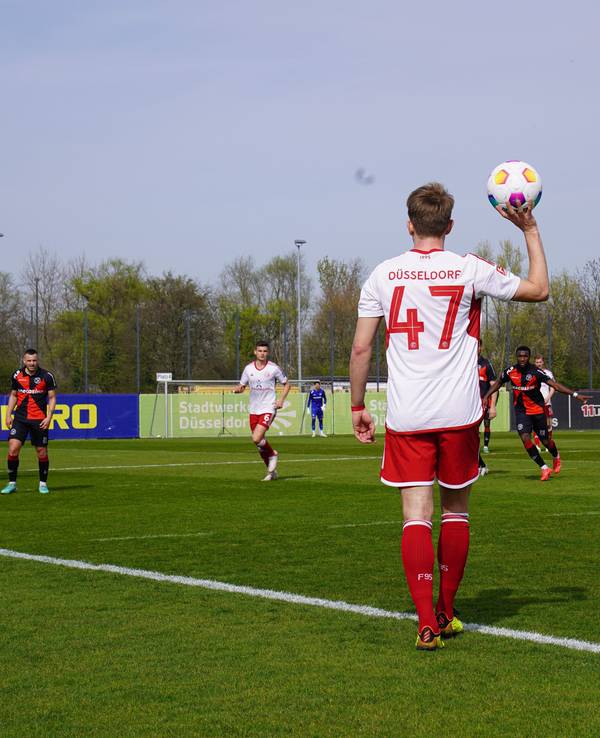 Fortuna Düsseldorfs Jan Boller steht zum Einwurf bereit.