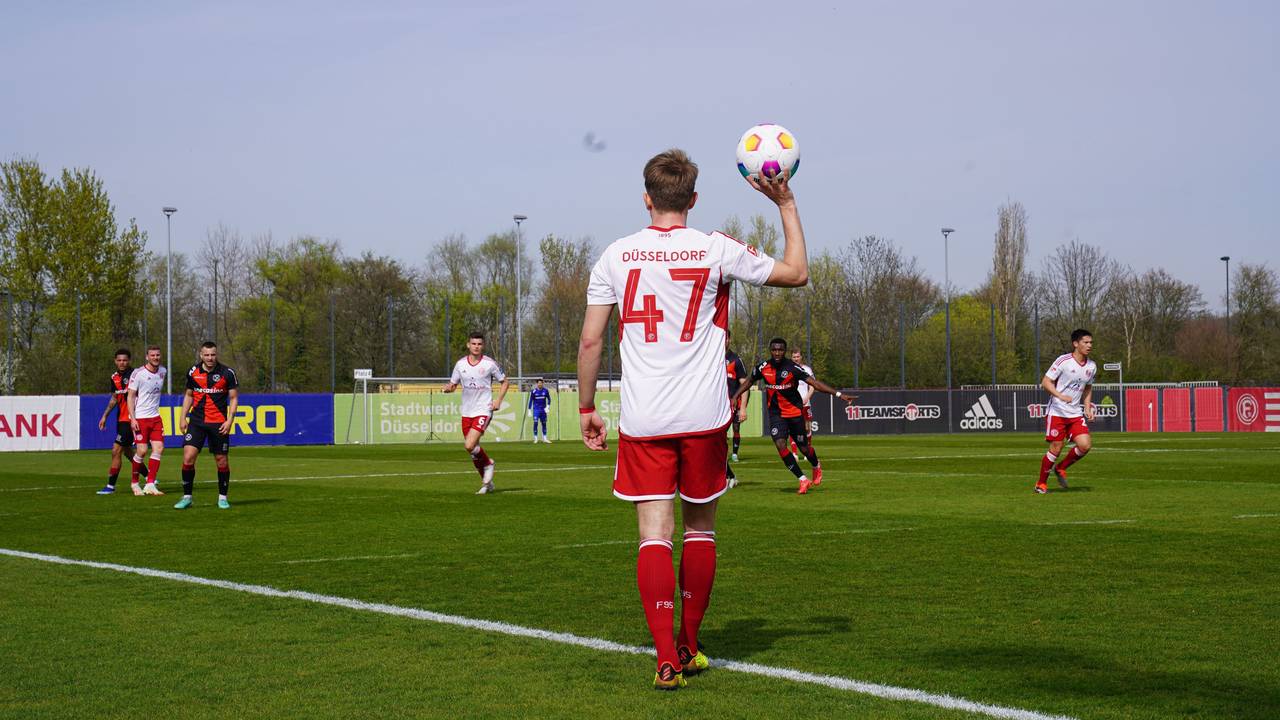 Fortuna Düsseldorfs Jan Boller steht zum Einwurf bereit.