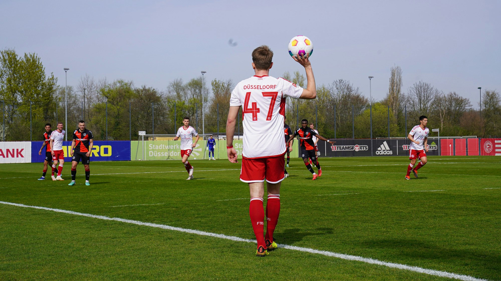 Fortuna Düsseldorfs Jan Boller steht zum Einwurf bereit.