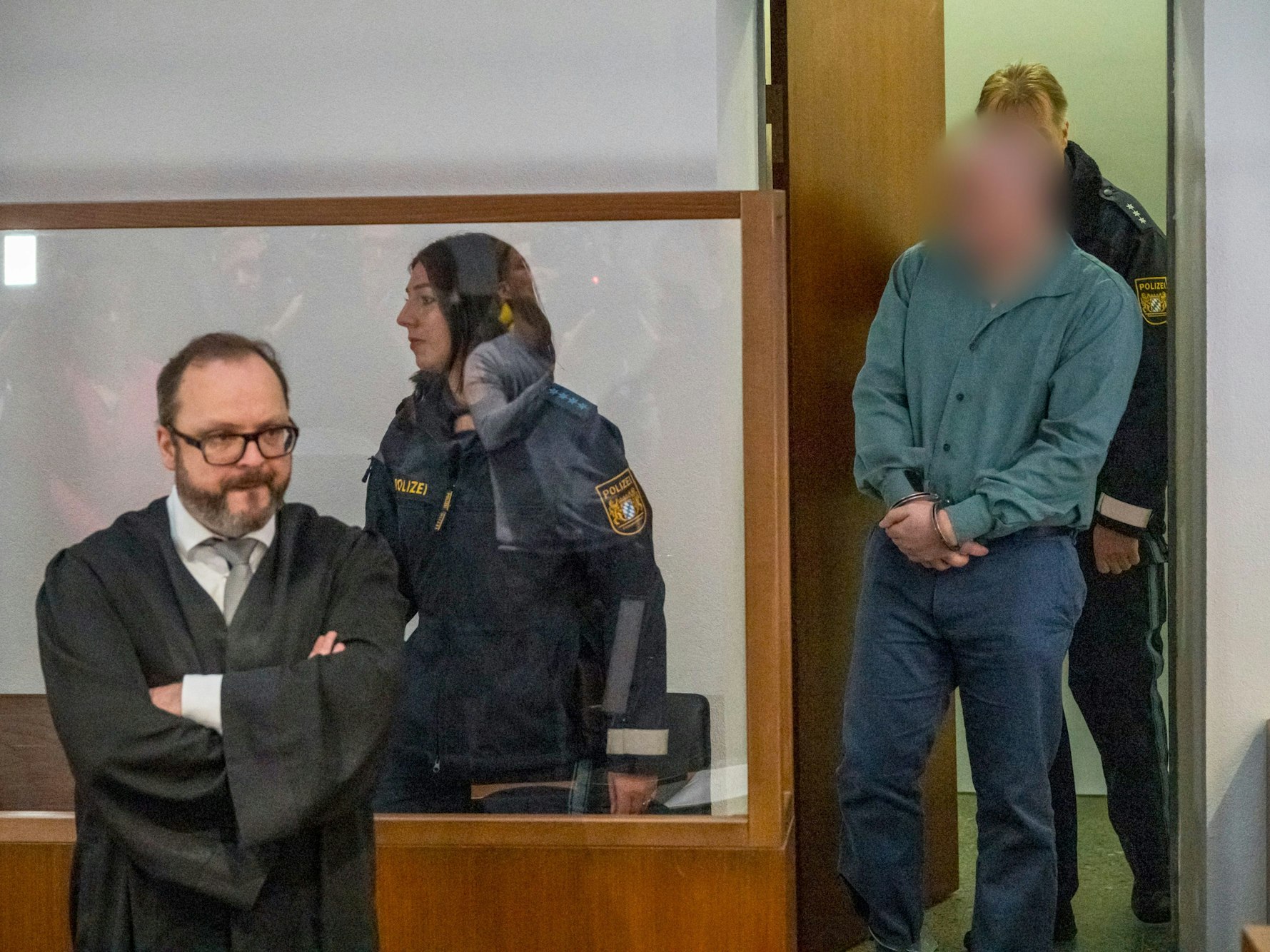 Der Tod eines zehnjährigen Mädchens in einem Kinderheim in Oberfranken (Bayern) hat im Frühjahr 2023 weit über die Region hinaus Entsetzen ausgelöst. Der Angeklagte (rechts) wird in den Gerichtssaal geführt. Der Rechtsanwalt des Angeklagten, Maximilian Siller (links), steht an seinem Platz.