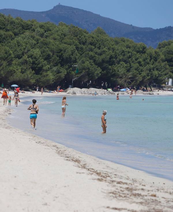 Menschen baden im Meer am Strand de Muro im Norden von Mallorca (Archivbild 2020): Die Preise für Sonnenliegen ziehen in diesem Jahr deutlich an.