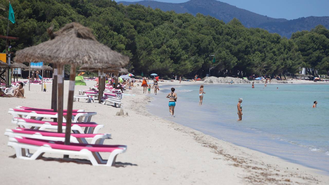 Menschen baden im Meer am Strand de Muro im Norden von Mallorca (Archivbild 2020): Die Preise für Sonnenliegen ziehen in diesem Jahr deutlich an.