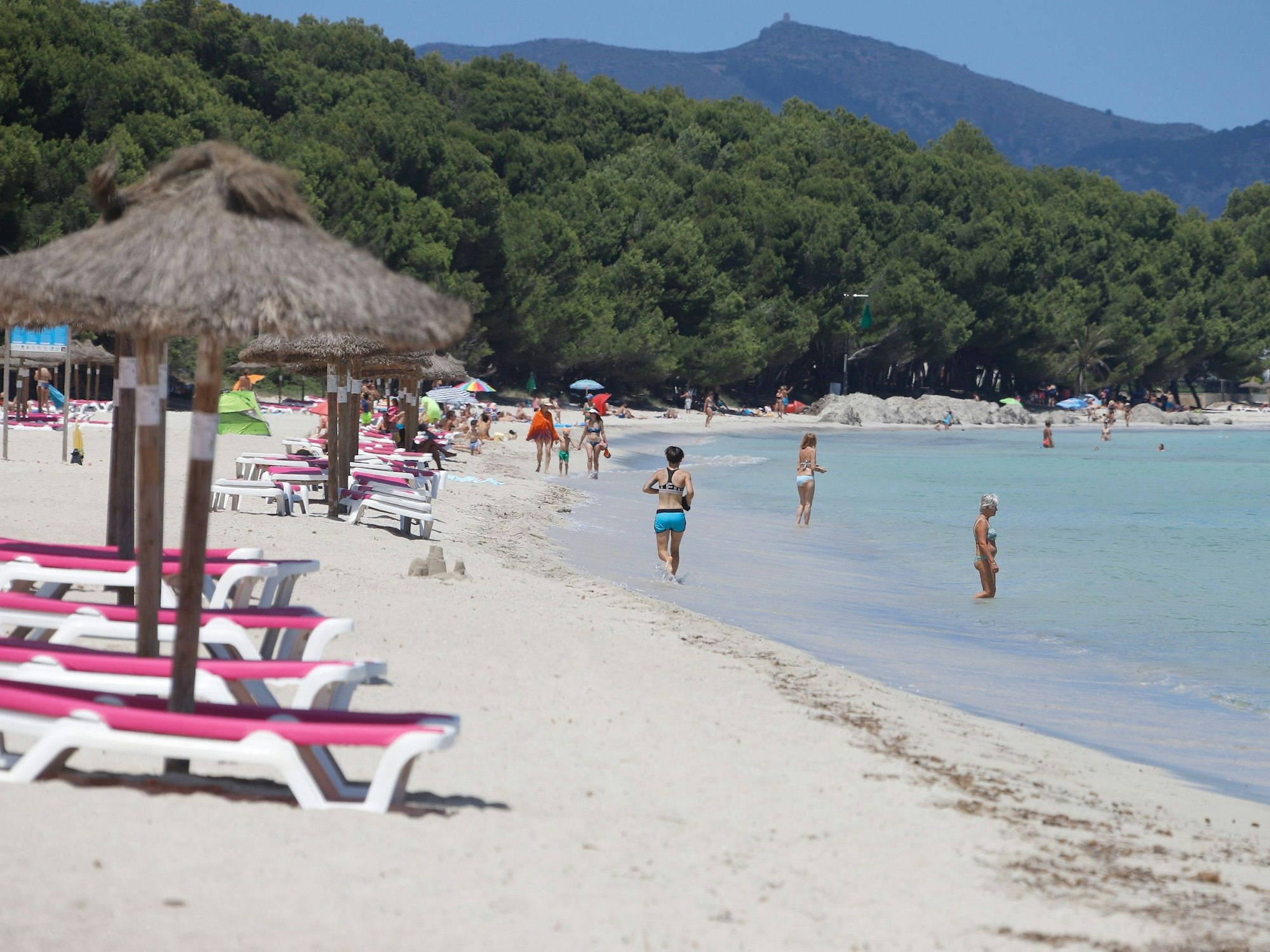 Menschen baden im Meer am Strand de Muro im Norden von Mallorca (Archivbild 2020): Die Preise für Sonnenliegen ziehen in diesem Jahr deutlich an.