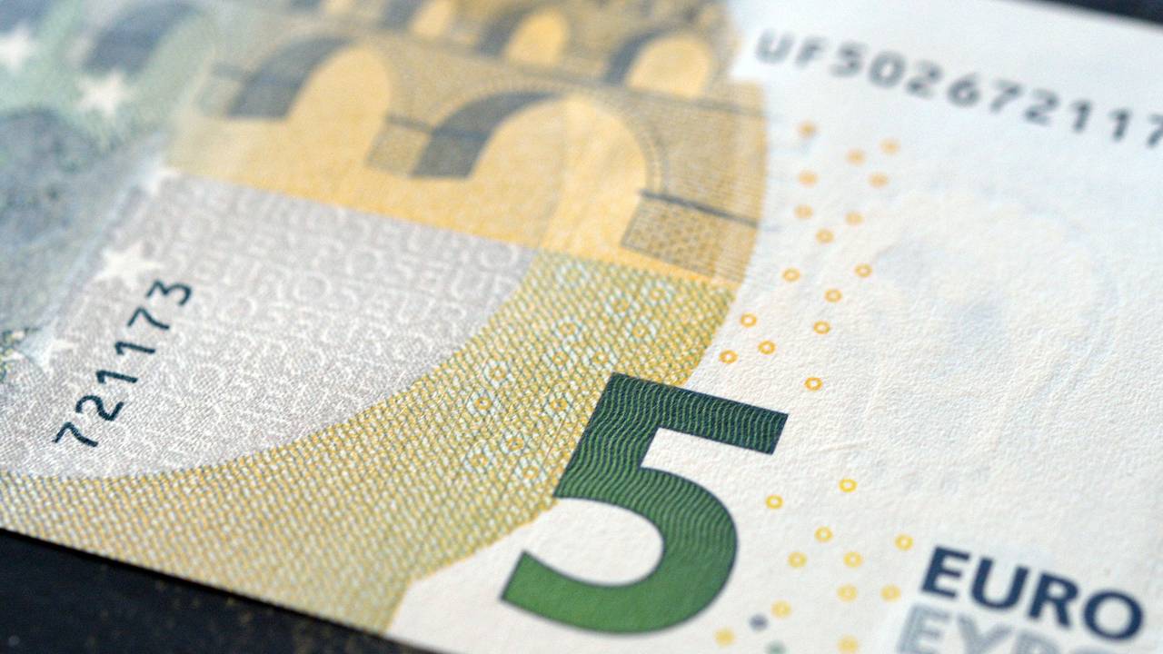Ein neuer Fünf-Euro-Schein liegt auf einem Tisch.