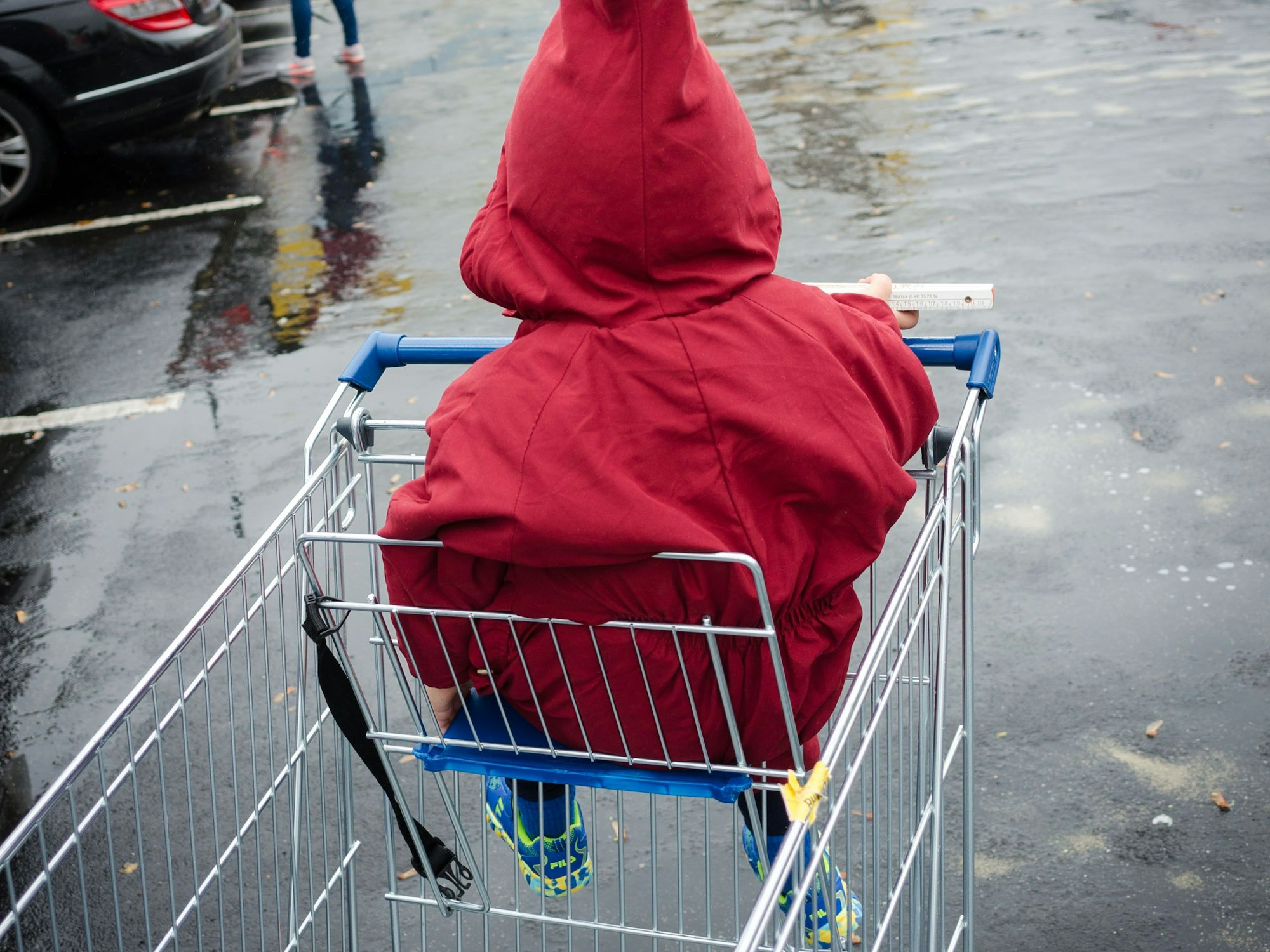Ein Kind sitzt in unserem Symbolbild in einem Einkaufswagen: Eine Mutter soll in den USA versucht haben, ihre kleine Tochter zu verkaufen.