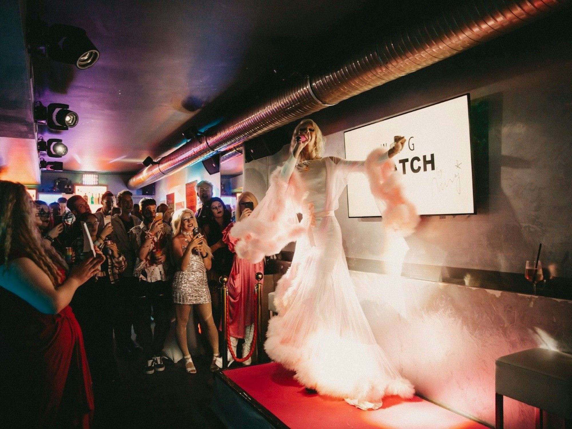 „The only Naomy“ auf der Bühne im Exile.